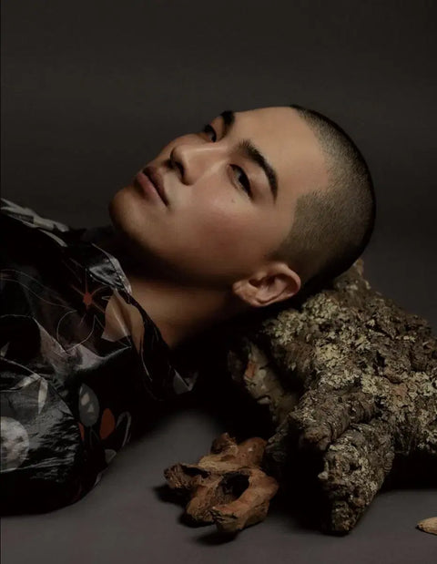 Selling Esquire magazine with Bigbang's Taeyang on the cover.