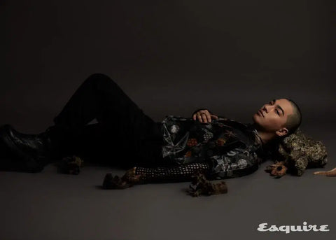 Selling Esquire magazine with Bigbang's Taeyang on the cover.