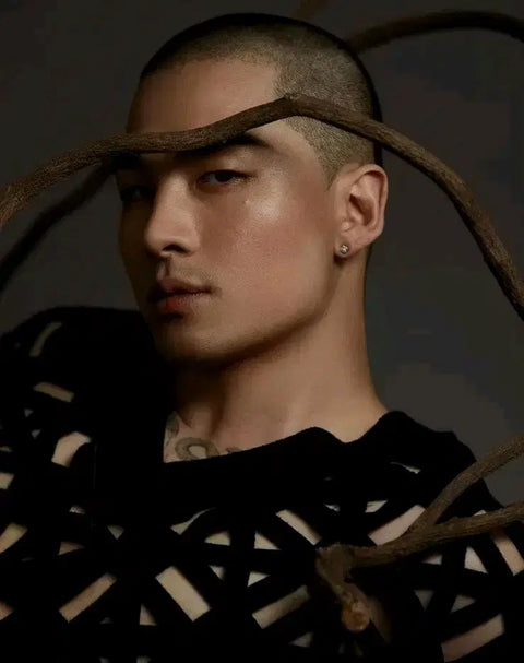Selling Esquire magazine with Bigbang's Taeyang on the cover.