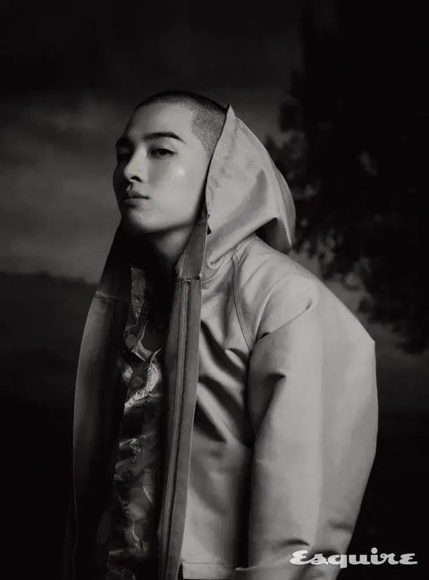 Selling Esquire magazine with Bigbang's Taeyang on the cover.