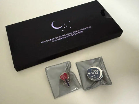 Bút bi Lee So-ra To Sora MD Goods + Huy hiệu