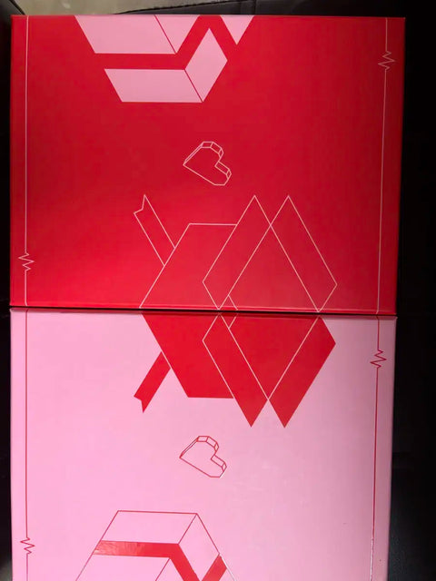 Selling fromis_9's Heart Flutter album set.