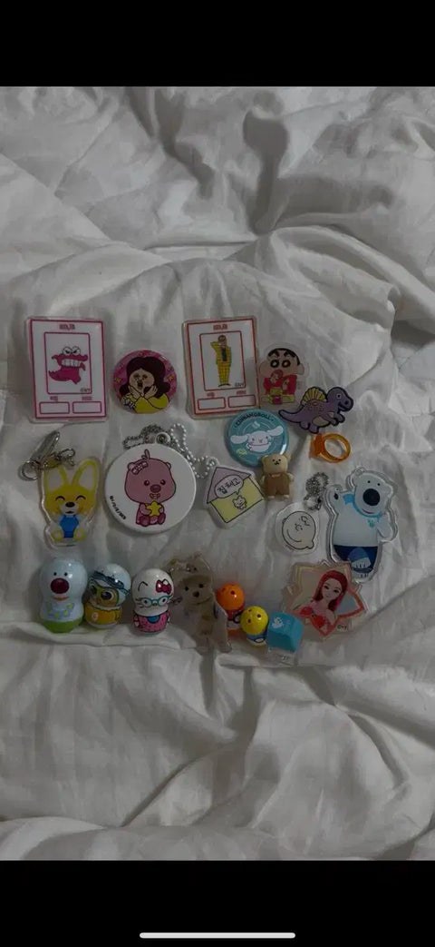 Selling all together for 1.6. It's a real steal.. Just the dolls alone are worth over 20,000 won..