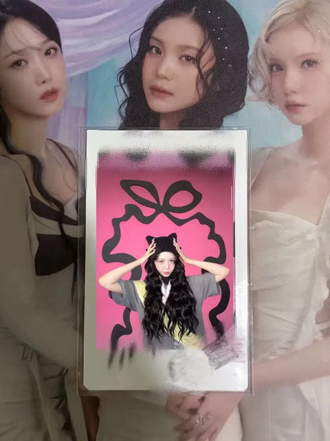 Tôi đang bán bức ảnh Polaroid chưa phát hành của Viviz SinB tại cửa hàng tạm thời.