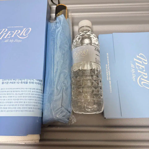 Bộ quà tặng đầy đủ cho buổi họp fan đầu tiên của DAY6 + Nước đóng chai + Hoa giấy Tarot