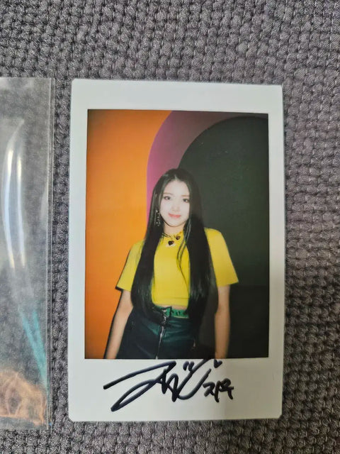 Selling NMIXX Jiwoo's autographed polaroid.