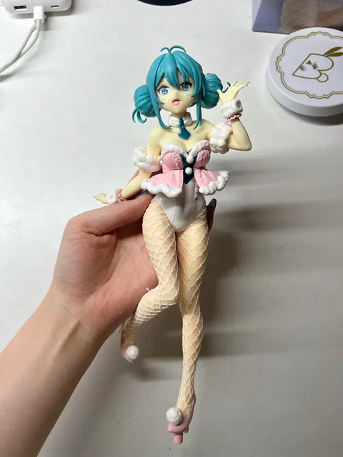 Tượng cô gái thỏ Hatsune Miku