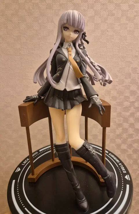 Bán hình Kirigiri xổ số của Danganronpa cho mọi người.