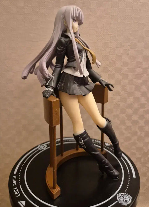Bán hình Kirigiri xổ số của Danganronpa cho mọi người.
