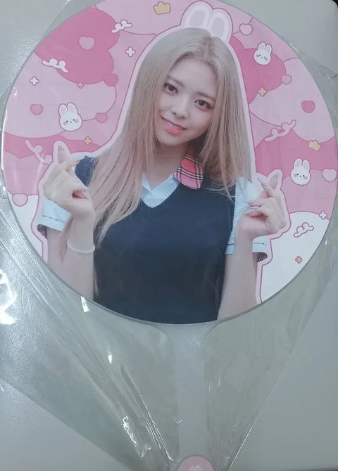 ITZY Yuna fan, uchiwa fan, fan meeting, concert