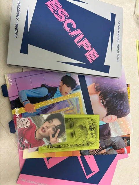 Thẻ ảnh Yeonjun trong album mở đầu Chaotic Wonderland của TXT kèm theo phần quà tặng của Beomgyu