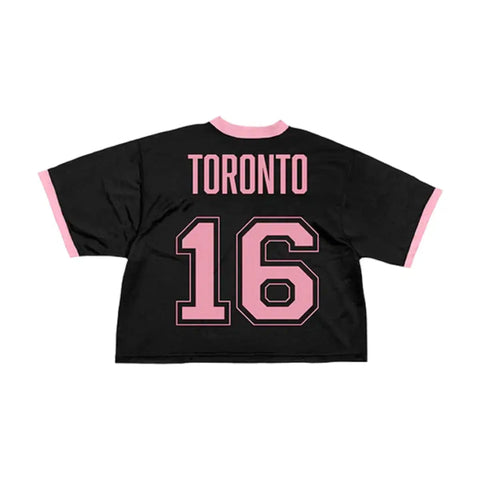 Áo croptop MD mới của Blackpink cho chuyến lưu diễn Toronto Deadline