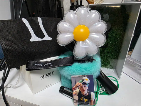 Gậy phát sáng G-Dragon + Đế đỡ + Vỏ đế đỡ + Dây đeo + Túi chống bụi + Dây đeo cơ bản + Thẻ ảnh