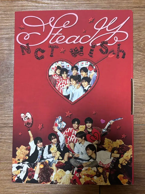 Nhãn dán album chưa niêm phong của NCT Wish Steady Red