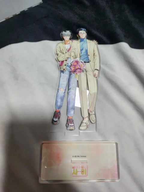 Selling acrylic stand (Taksanho) below cost; we're like strangers now.