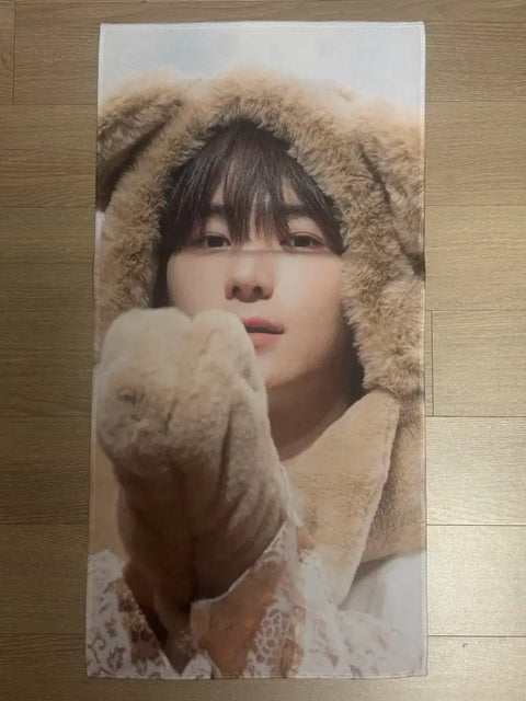 I'm transferring The Boyz Hyunjae's bear doll slogan.
