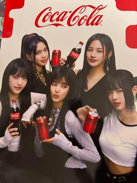 Thanh toán ngay lập tức) Áp phích Coca-Cola NewJeans