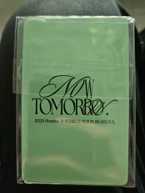 Selling fromis_9 concert photo cards.