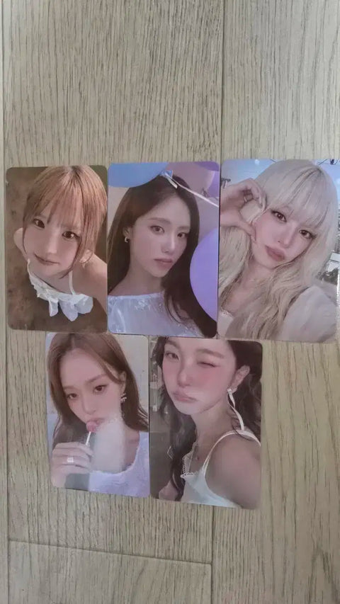 Selling 프로미스나인 concert Friday membership photocard as a set.