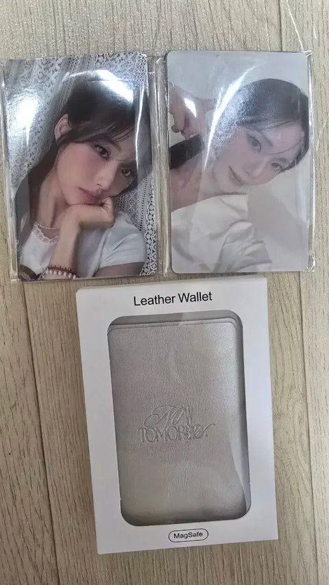 Bán bộ ảnh và ví đựng thẻ VIP tham dự buổi hòa nhạc 프로미스나인 (fromis_9) vào thứ sáu.