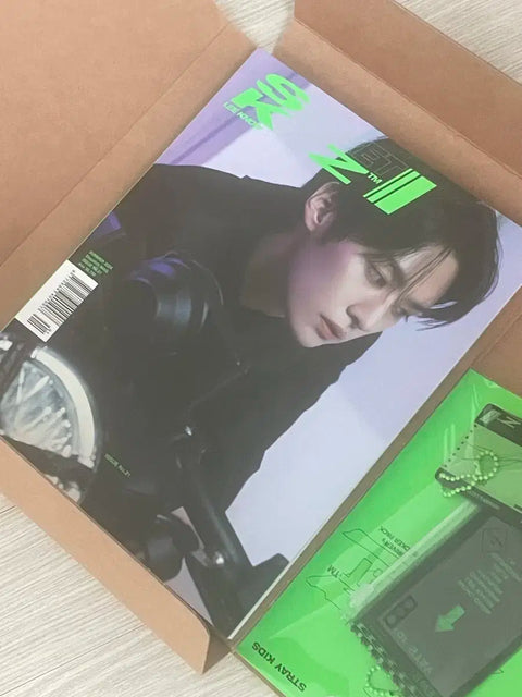 D-ICON Lee Know B Version