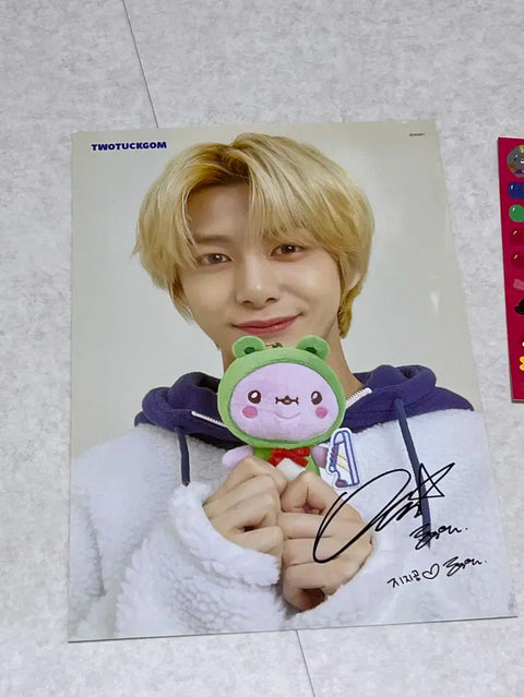 Selling Monsta X Hyungwon's Two-턱곰 poster.