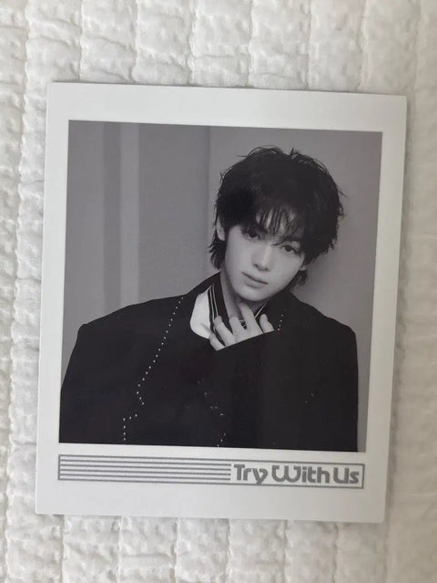 I'm selling Hanjin try with us Polaroid photocard!