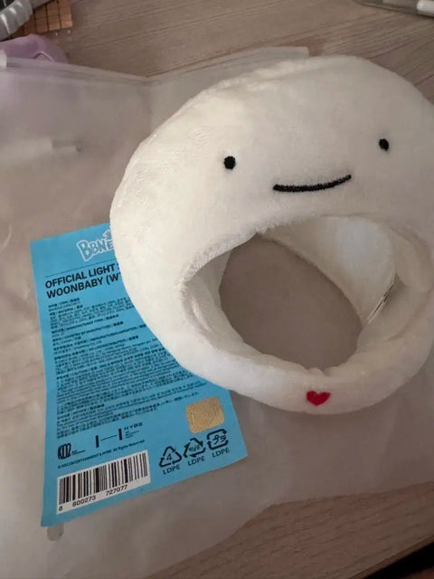 Selling BONECDOTE and PPUNECDOTE light stick covers, and Woongi and Woonhak dolls.
