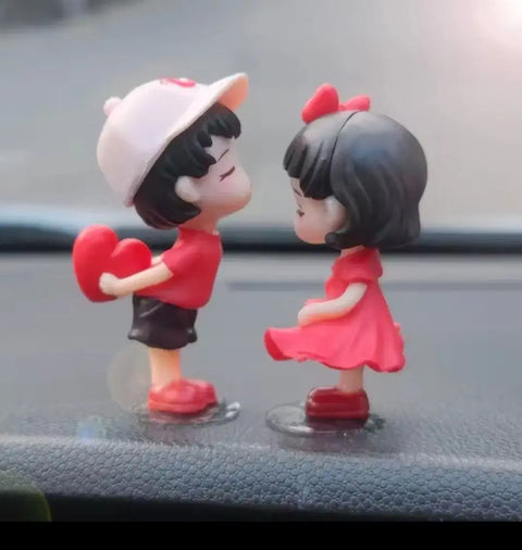 Couple figurines, 1 set for 3000 won.