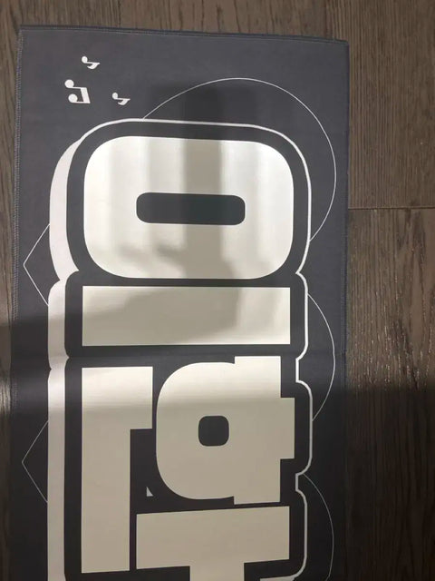 Selling Lee Han slogans.