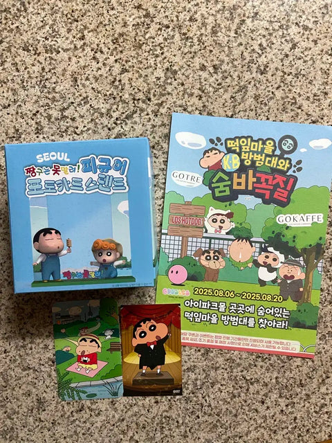 Crayon Shin-chan Yongsan Pop-up Photocard Stand