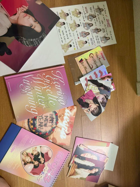 Selling aespa 2022 season's greetings.