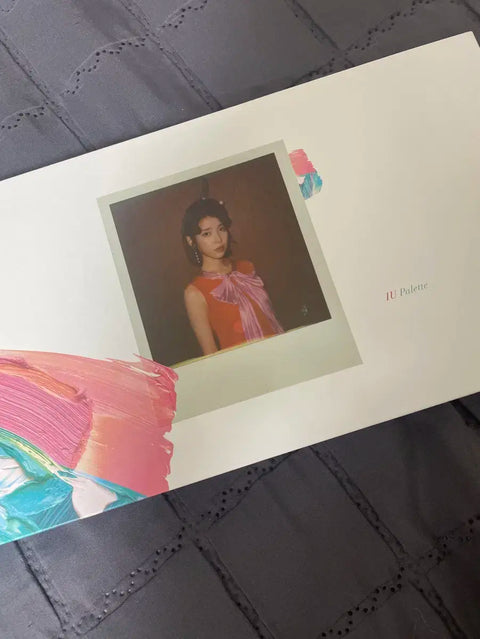 Selling IU's Palette album!