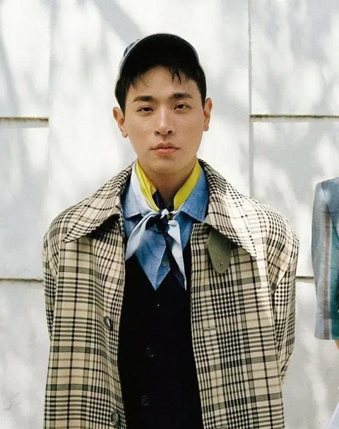 Transfer of Elle featuring actor Park Jung-min and novelist Kim Keum-hee in a photoshoot and interview.