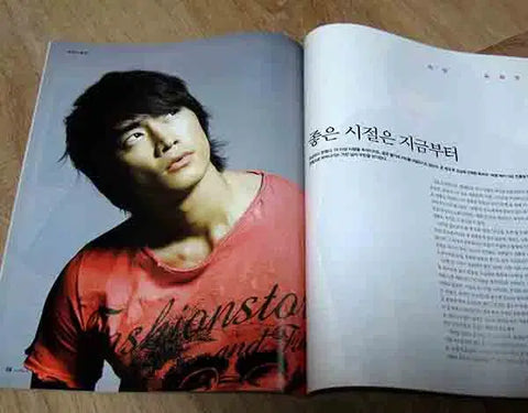 Two Song Seung-heon movie magazines, sold as a set.