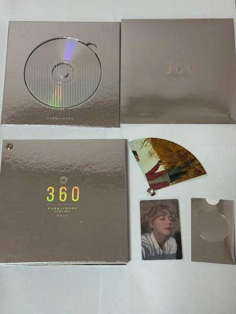 Park Jihoon is selling a 360 opening album.