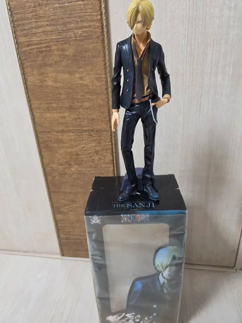 Selling One Piece figures, 10 types + 1.