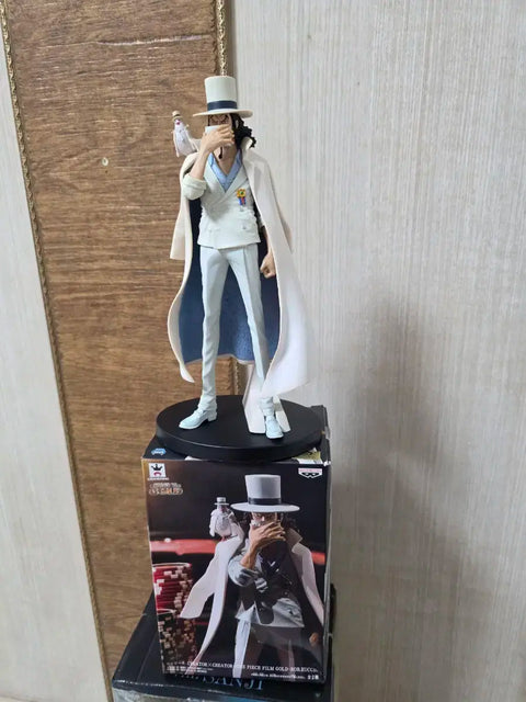 Selling One Piece figures, 10 types + 1.
