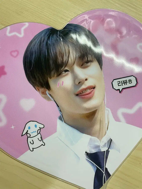 Selling Lee Ju-yeon uchiwa (fan).