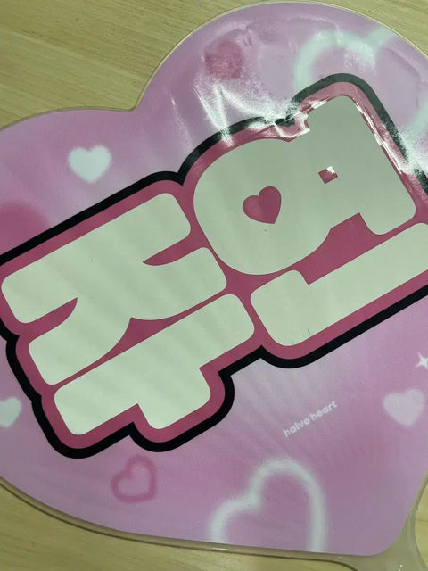 Selling Lee Ju-yeon uchiwa (fan).
