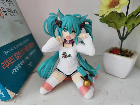 Hatsune Miku cat figure