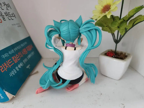 Hatsune Miku cat figure