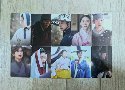 Selling photo cards from the drama "Lovers."