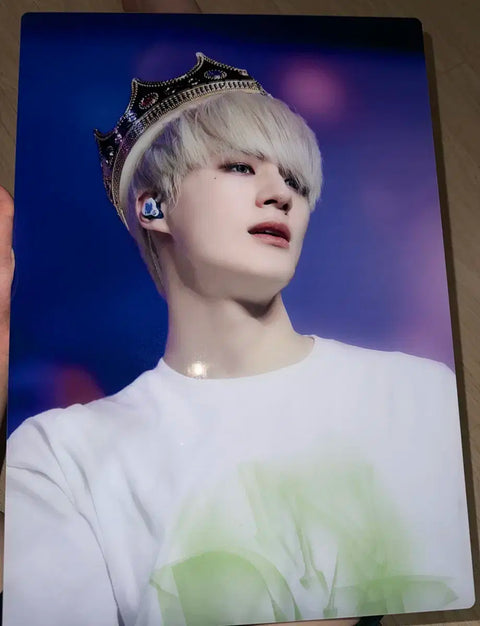 Selling Jeno's framed photo card (from NCT Dream) for a really cheap price.
