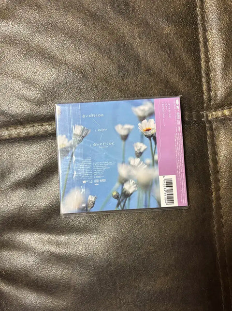 Aimyon, I'm going to meet you (to see you) carrying her CD album.