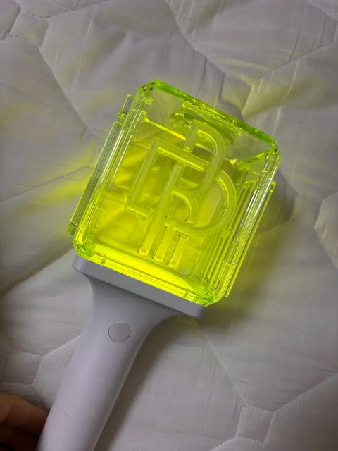 Selling NCT Dream's new light stick.