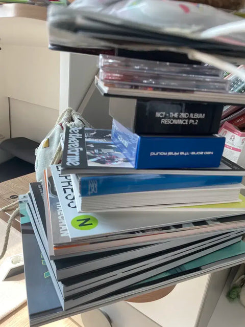 Selling NCT album official and unofficial goods, Haechan.