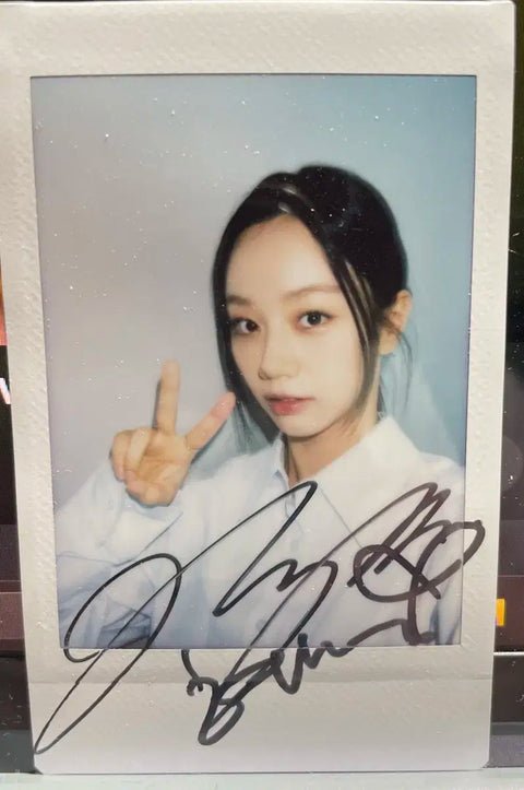 Actress Hyeri's Autographed Polaroid Photoism Entry