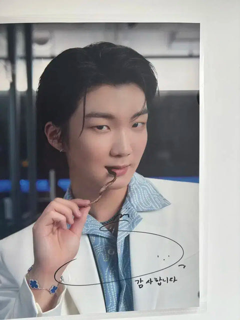 Winner Lee Seung-hoon signed poster