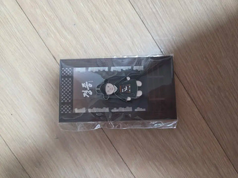 Selling the musical Gyeongjong Succession Record badge.